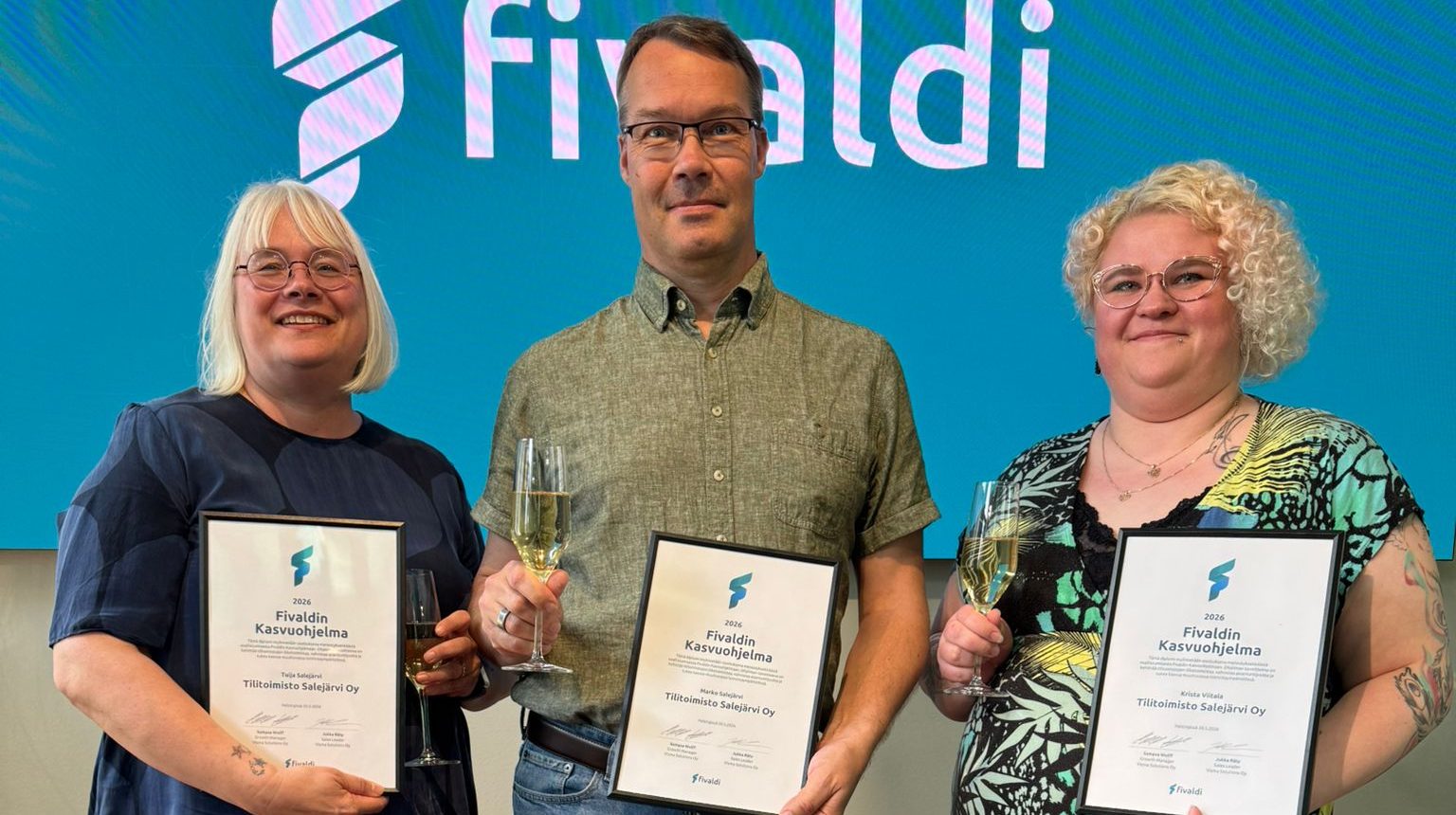 Tuija, Marko ja Krista Fivaldin Kasvuohjelman todistukset käsissään