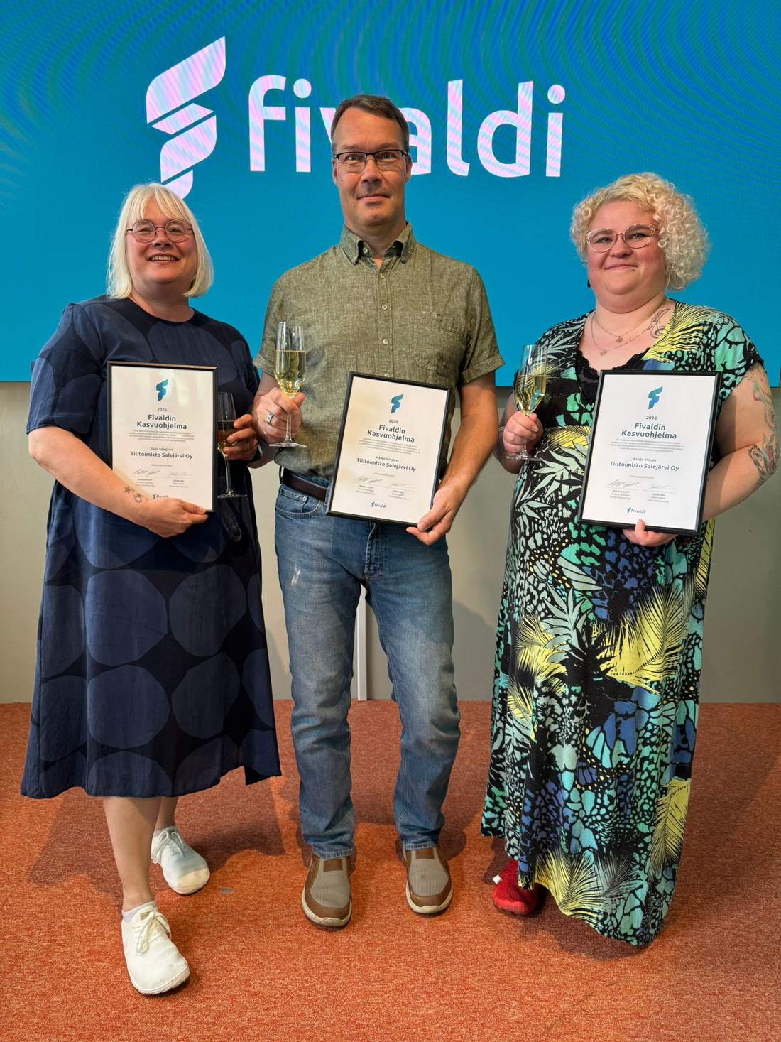 Tuija, Marko ja Krista Fivaldin Kasvuohjelman todistukset käsissään